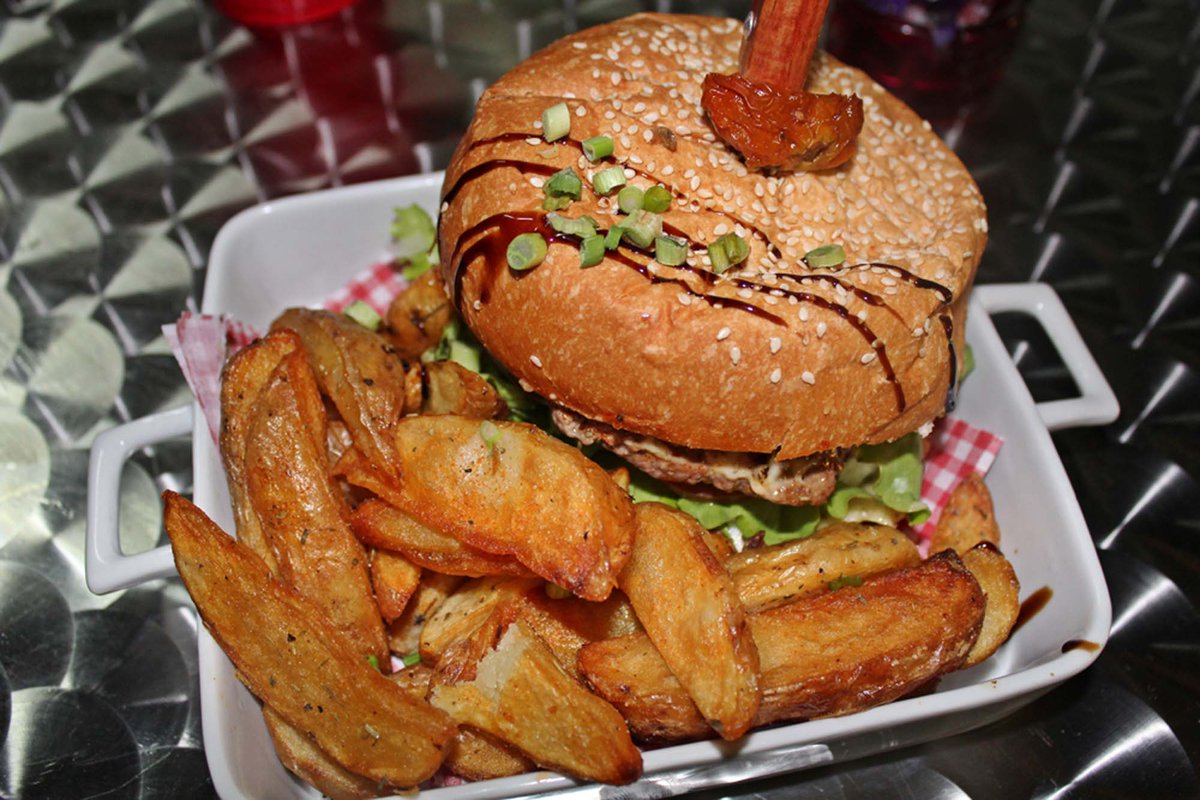 Labellfood's tweet photo. Plutôt burger ou hot-dog ?! C'est à la Cantina América que ça s'passe et c'est @Labellfood qui vous en parle. https://t.co/H1Tf0zyAB2