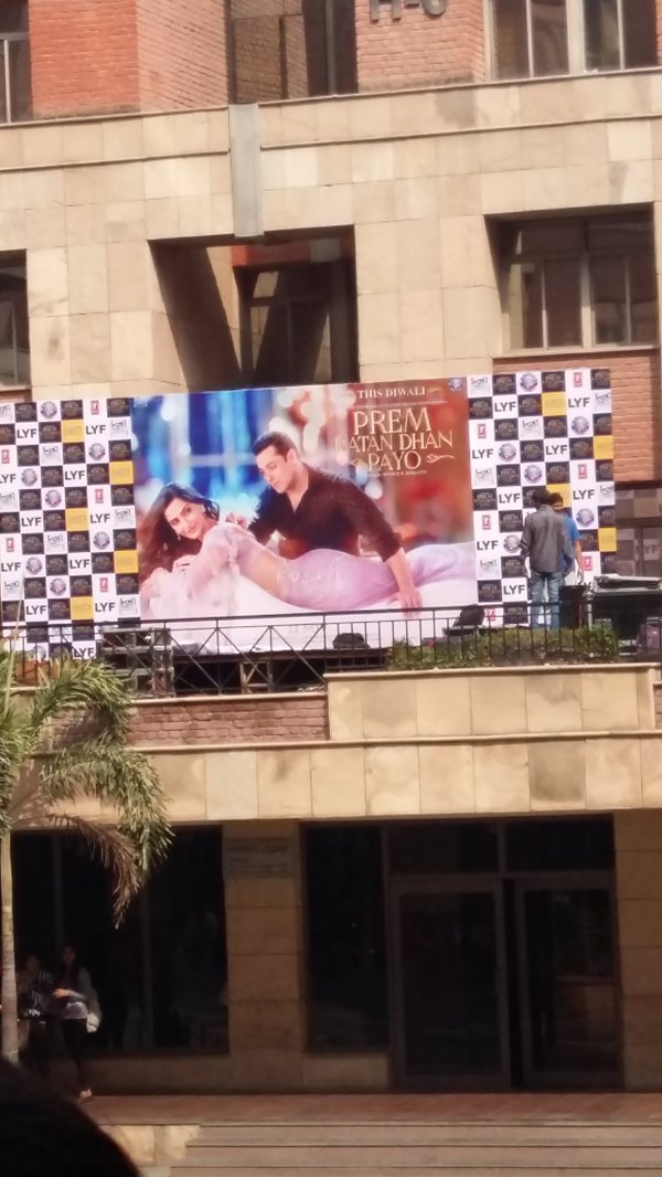 SabinaLamba's tweet photo. DELHI KO #AajUnseMilnaHai  #PremKiFarmaaish :)) @sr_159  The stage is all set to welcome bhaijaan https://t.co/imuDivfU12