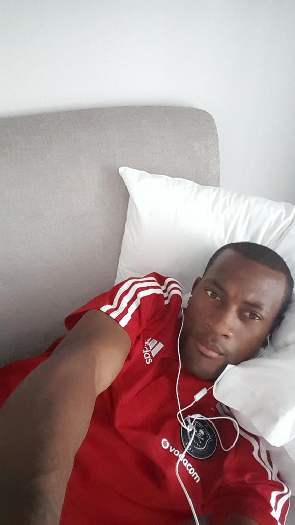 arusbinho's tweet photo. Ya en cape town para jugar contra el ajax #up the bucs# https://t.co/2Zz7Y1bpUB