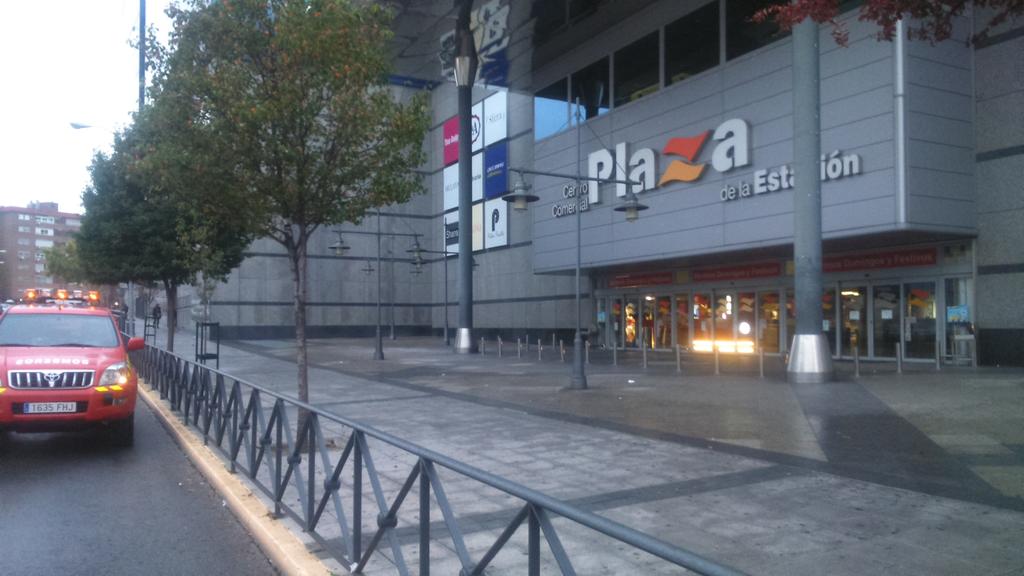 VctorManueFdez's tweet photo. Buenos días, a punto d comenzar el simulacro d evacuación en C.C. Plaza d la Estación. #SPI2015 https://t.co/L3u3OZXEyK