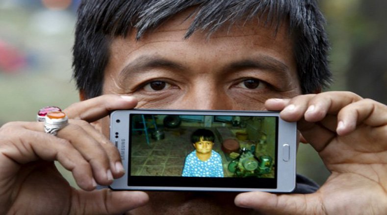 teleSURtv's tweet photo. #GALERÍA | Los recuerdos que los #refugiados guardan en sus teléfonos https://t.co/4TTGREPEpP #CrisisRefugiados https://t.co/BqddbCdxQQ