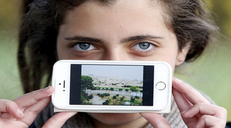 teleSURtv's tweet photo. #GALERÍA | Los recuerdos que los #refugiados guardan en sus teléfonos https://t.co/4TTGREPEpP #CrisisRefugiados https://t.co/BqddbCdxQQ