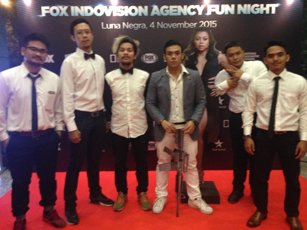 filoseros's tweet photo. #InfoFILOS mlm ini @ErosTjokro and His Friendly Neighborhood at Empire Night @LunaNegraJkt #AkuCintaPadamuErosTjokro https://t.co/cABcvwK0Eo