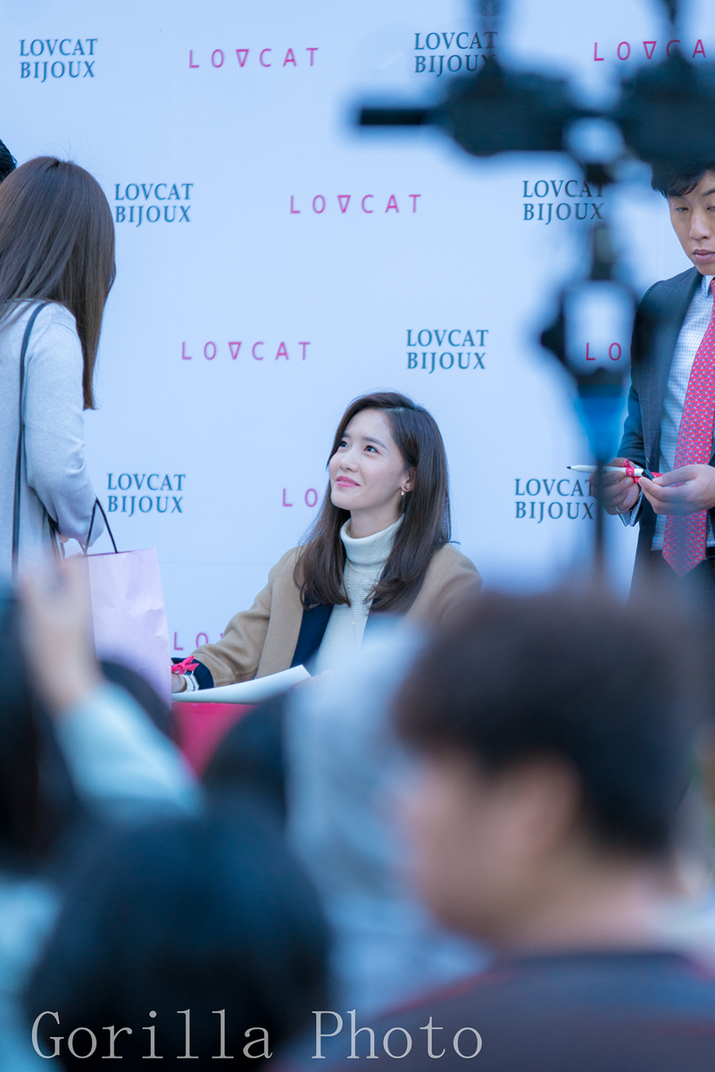 [PIC][24-10-2015]YoonA tham dự buổi fansign cho thương hiệu "LOVCAT" vào chiều nay - Page 5 CS90SXiUAAAb3ee