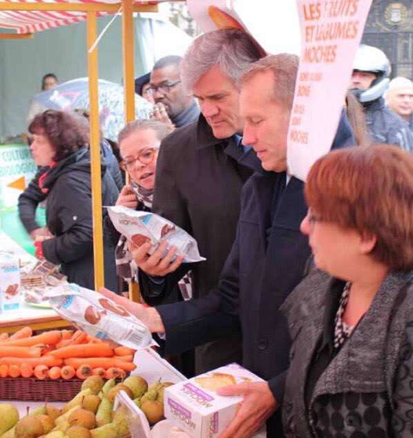 Agromousquetair's tweet photo. Une petite fringale, messieurs le Ministre et le Député ? #BiscuitMoches #FiletBleu https://t.co/Q6PMYbUFwG