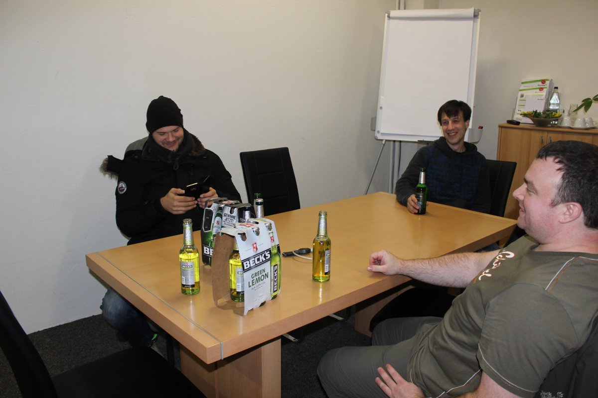 plutex's tweet photo. So sieht ein #Wartungsfenster im #PLUTEX-Rechenzentrum aus, wenn es um 2:18 Uhr fertig ist. https://t.co/c3GRDqOqZ4