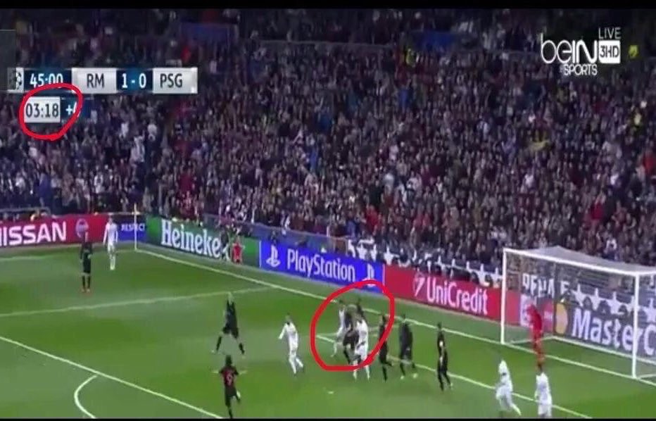 ActuFoot_'s tweet photo. Hier soir, Raphaël Varane a parcouru la longueur du terrain en seulement 11sec. pour sauver le ballon sur sa ligne ! https://t.co/DRxLZbHcPC
