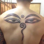 背中にもう一つの顔が‼️入れ墨で描かれたブッダ