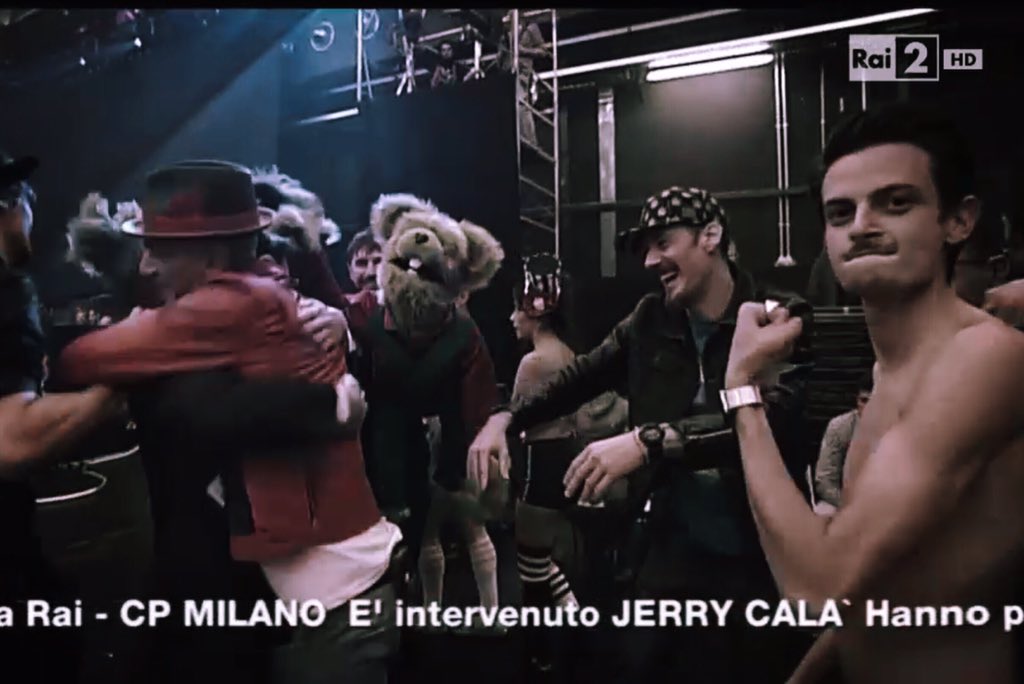 rawvatsy's tweet photo. Mentre tutti si commuovono io mostro i miei muscoli inesistenti su rai 2 #seccodimerda @jaxofficial @sorci_verdi https://t.co/TOul89XxHQ