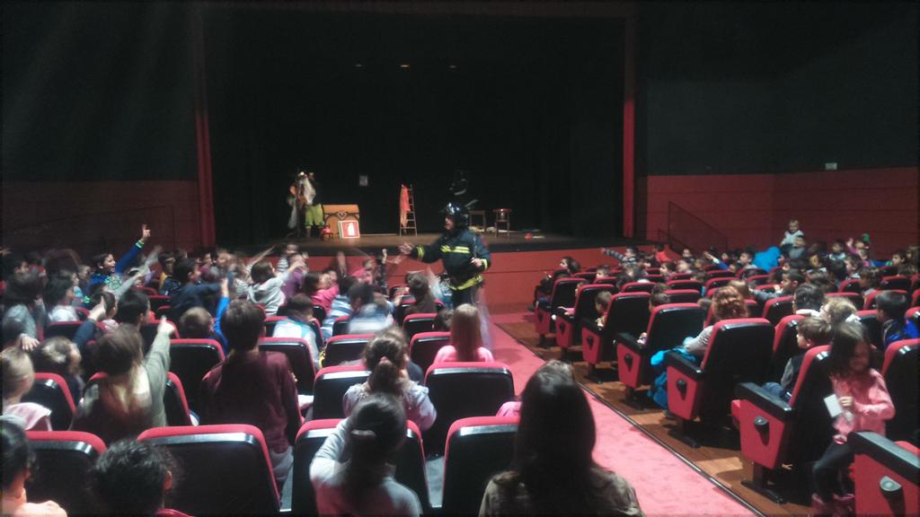 VctorManueFdez's tweet photo. Termina la obra d teatro.Gracias a todos los coles por venir. #SPI2015 https://t.co/z8eGZeLP9s