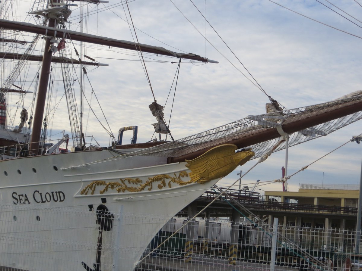 novatto7's tweet photo. Es un espectáculo poder ver en el @malagaport al velero Sea Cloud, todo un lujo. #Málaga, con 109 metros de eslora https://t.co/YpwNKC8bVa