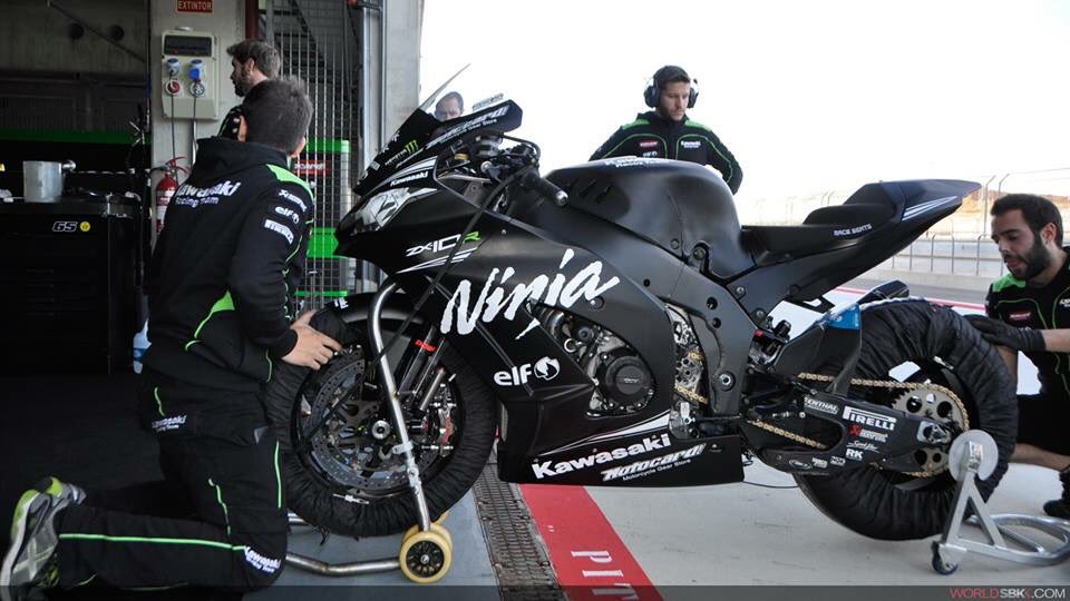 GraficheRacing's tweet photo. Black is better! #SBK2016 #WinterTest
#RideHard⚡️ https://t.co/X8POhge8WM