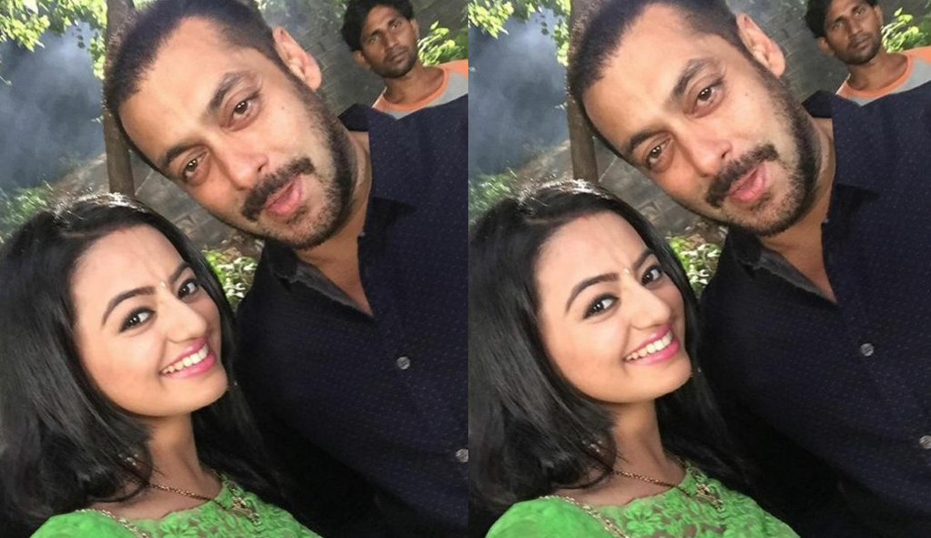 Tannukhan777's tweet photo. Selfiii on promotion time on the set serial
Swaragini @ColorsTV
#AajUnseMilnaHai
#8DaysToPRDP @BeingSalmanKhan https://t.co/lyJ0ked4vM