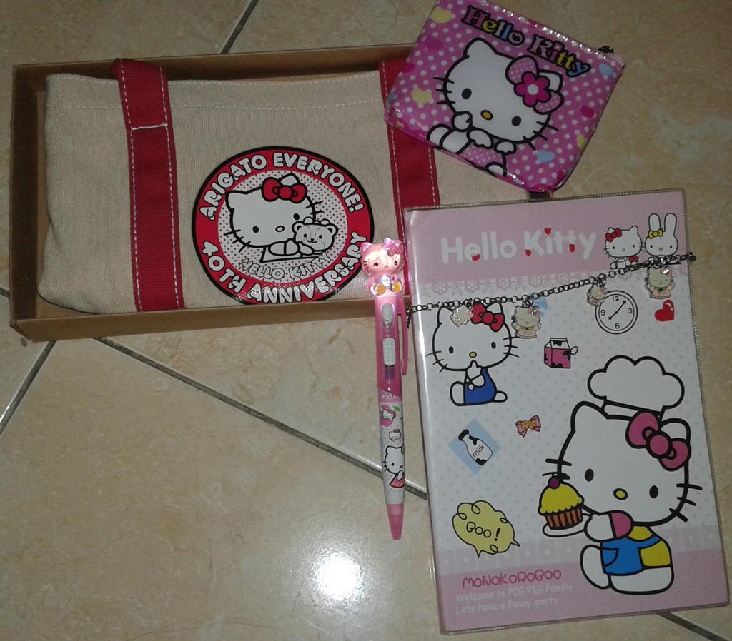 Karena suka banget sama hello kitty😅😅
