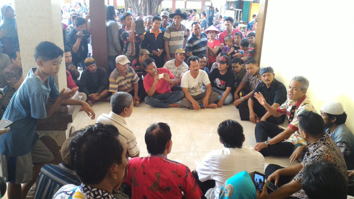 Gub <a href="/ganjarpranowo/">Ganjar Pranowo</a> di Desa Karangawen, Tambakromo, Pati, kunjungi calon tapak pabrik semen