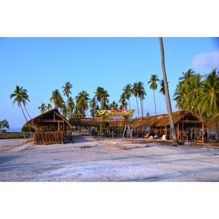 Swarnafest2015's tweet photo. Persiapan Venue Pulau Rote untuk Swarnafest 2015 #pulaurote #dekranas #menperin #warnaalami #swarnafest2015 https://t.co/cZfKIQotAz