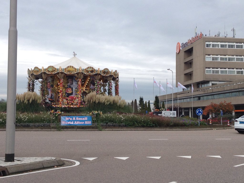 AvanDoorn_'s tweet photo. #floraholland#aalsmeer leuke binnenkomer een #draaimolen op de #rotonde#tence#inzetbureau#work https://t.co/zKxSc9LDJN