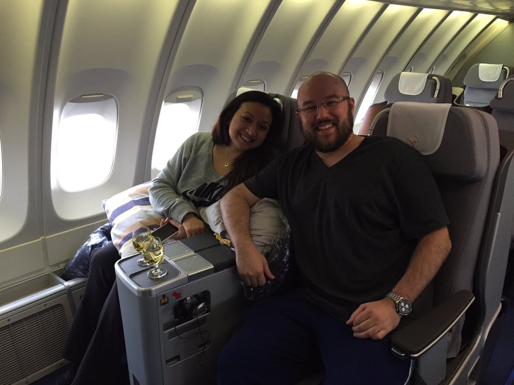 sdaviespoker's tweet photo. Completing my 3rd lap around the globe and my first time ever sitting in the upper deck of an airplane! #AwardTravel https://t.co/ipfwaUAKYk