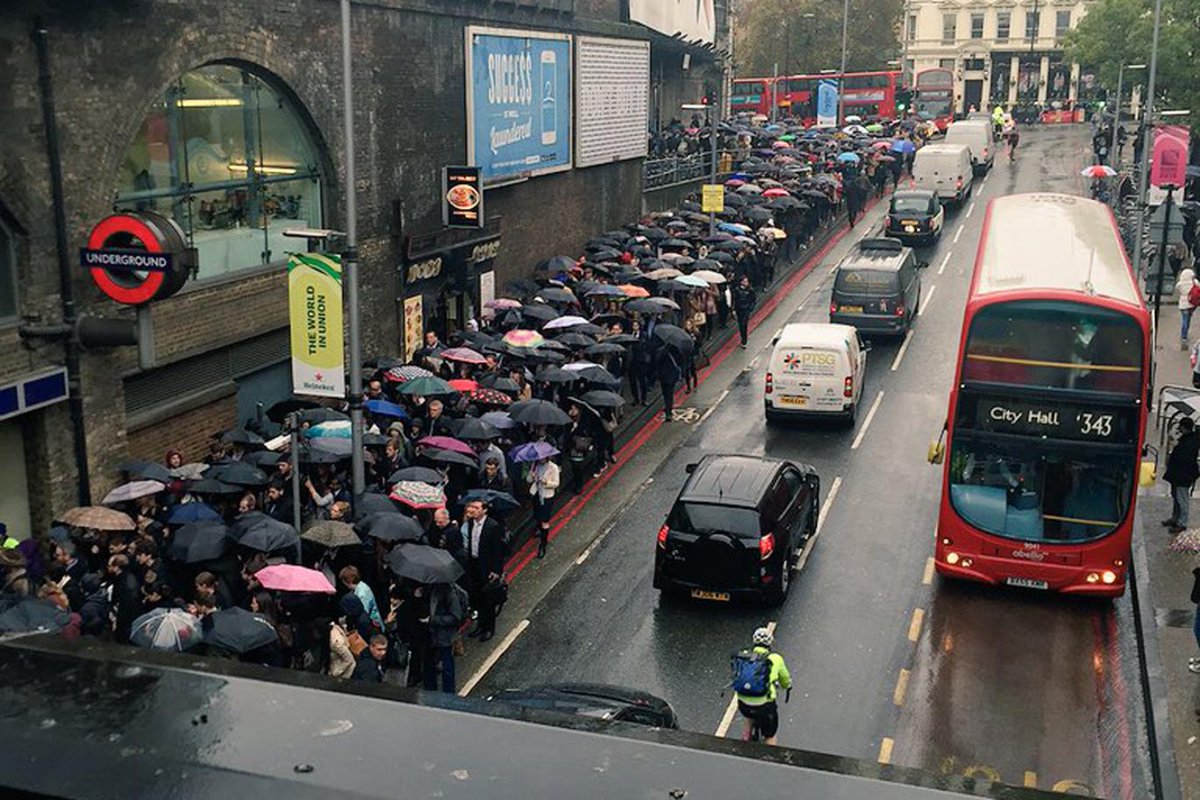 standardnews's tweet photo. This was London Bridge station this morning #dlrstrike https://t.co/CeEdW8BBws https://t.co/SCxmH1oqqn