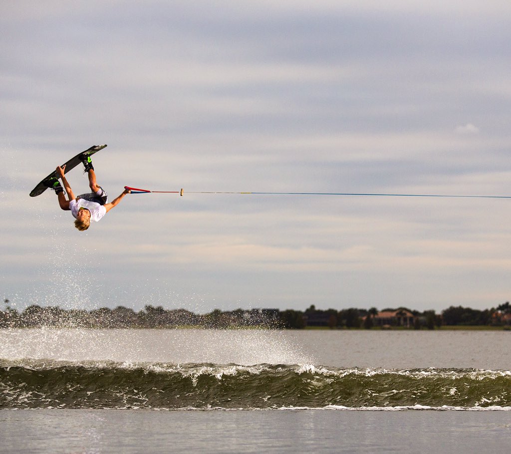 DanNottWake's tweet photo. Upside down at @Cowakes Photo: @LukeLeePhotogr #monsterenergy #mastercraft2015 #ronix #cowakes #wakeboarding https://t.co/qIlZFVTm2y