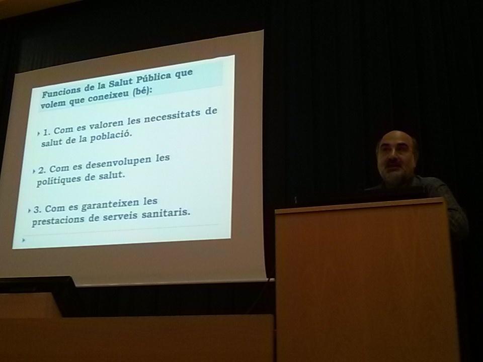 medicusmundimed's tweet photo. Pere Toran presenta l'asignatura de Salut Pública de @UdGMedicina, que comença amb #ALutaContinuaDoc Immersió total! https://t.co/WwHVIqJ5iu