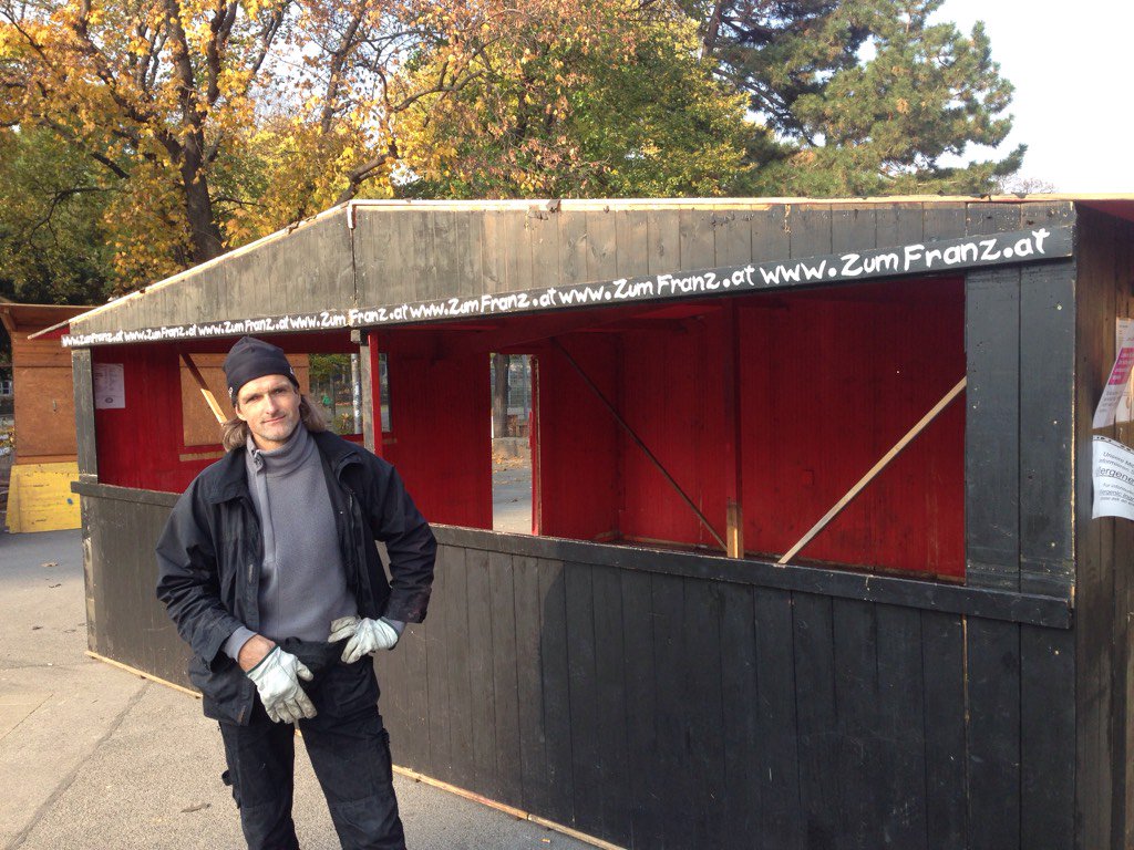 ZumFranz's tweet photo. Nach 3 Stunden steht der Hüttenrohbau!
Es geht bald wieder los,
Euer Franz
#Countdown #Weihnachtsmarkt #Karlsplatz https://t.co/8atDp8V6SP
