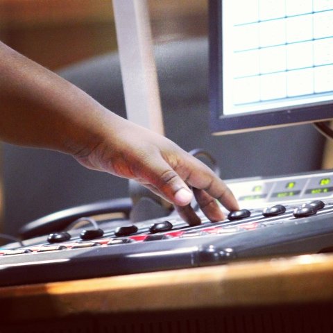 uTshepo_K's tweet photo. All I want to do is be on-air from Monday to Friday!!! #Stoep992 #Stayloud #Skullcandysa https://t.co/YUNRYGlAIV