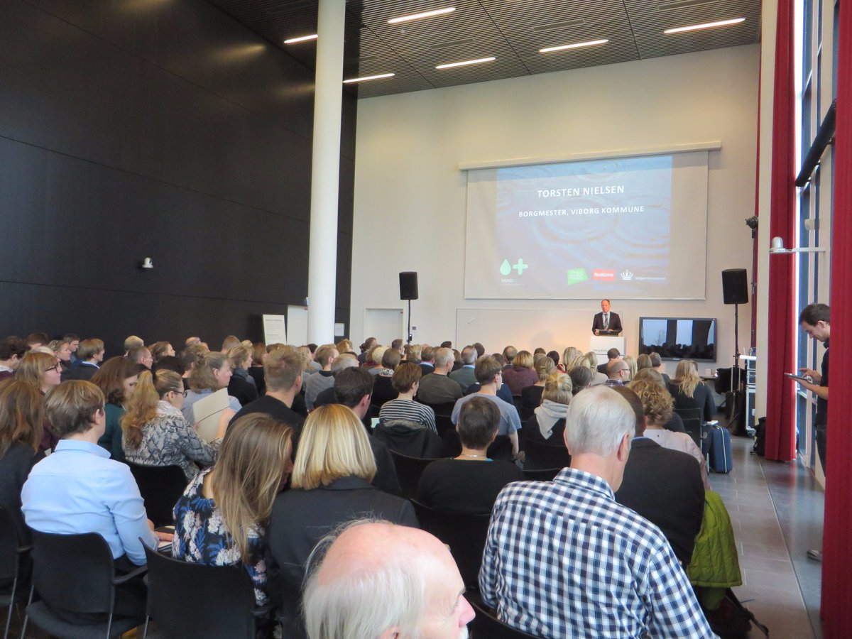 VANDPLUS's tweet photo. Borgmester @viborgkommune Torsten Nielsen byder velkommen til dagens konference #vandplus #klimatilpasning https://t.co/0mJoCgKjkl