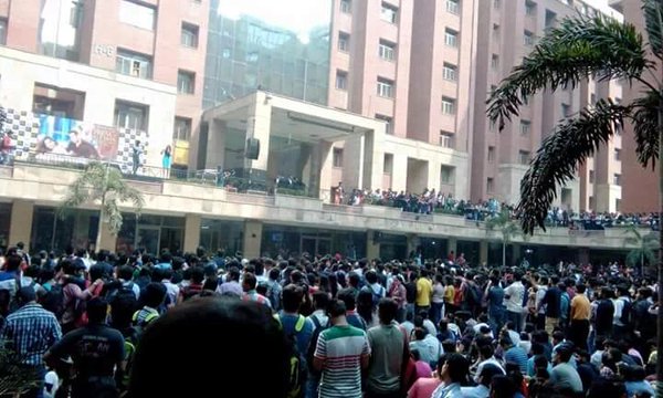 SabinaLamba's tweet photo. Fans waiting for @BeingSalmanKhan and @sonamakapoor ! Shouting #AajUnseMilnaHai ! #PremKiFarmaaish ! #PRDPNov12 https://t.co/a3RwGTkRrh