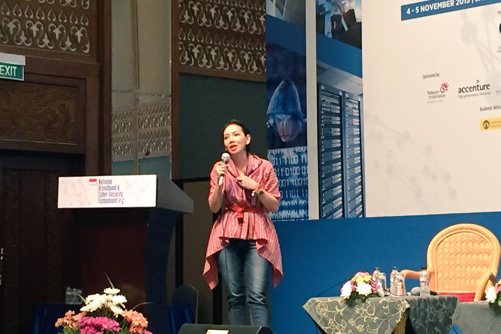 masyithabaziad's tweet photo. Tech startup need to be fostered, they are the key of Indonesia's digital economy dream ~ @shintabubu #CECI2015 https://t.co/0T1s0N8nXn