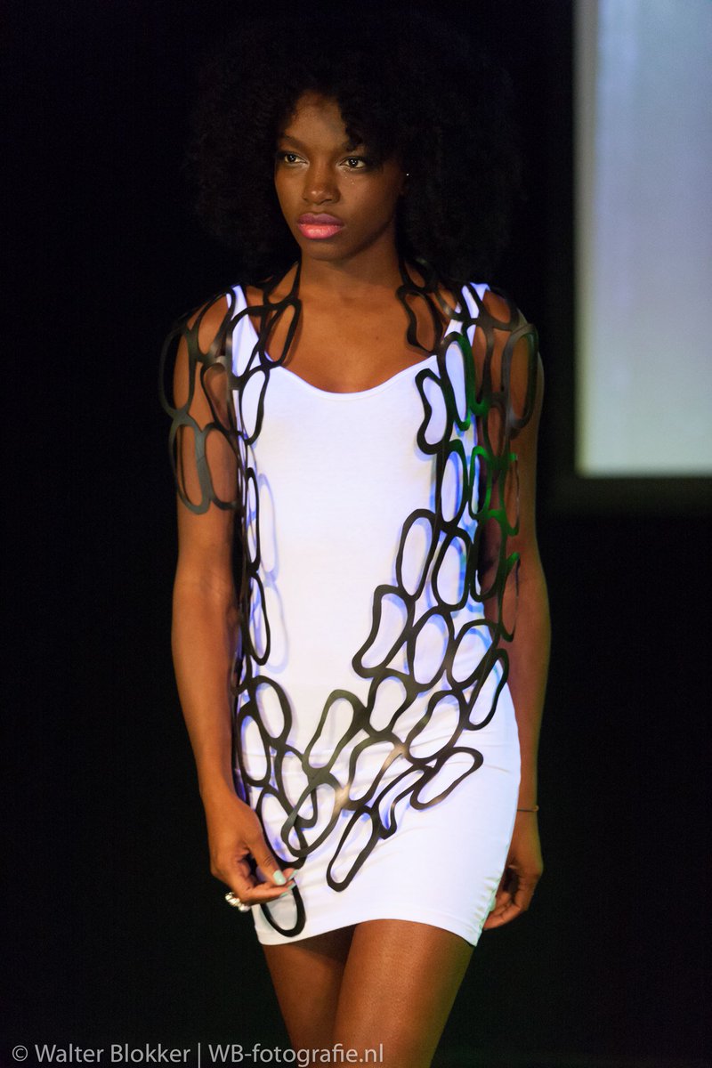 Eén van de albums van de #fashioshow: facebook.com/media/set/?set… Met deze foto als voorproefje. #upcycling #rubber