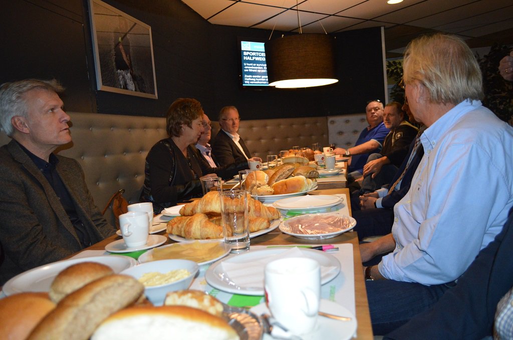 Lekkere #b2b broodjes van <a href="/bakkervoskamp/">Bakker Voskamp</a> tijdens positief gestemde BIZ-bijeenkomst. Heeft u al gestemd? #BIZHWMW