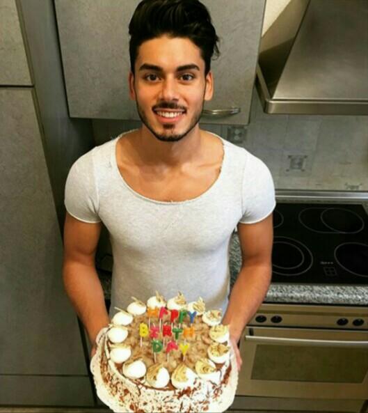 abbasmomo89's tweet photo. Happy birthday to me👀😘 https://t.co/hgrzo0gvFP