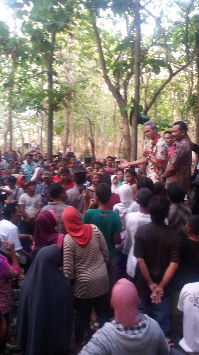 Gub <a href="/ganjarpranowo/">Ganjar Pranowo</a> dg masy Kayen Pati : Kita rembug yuk. Ben rukun <a href="/Bima_55/">Bima Husadani</a> <a href="/humasjateng/">Humas Jateng</a> <a href="/JatengTwit/">Jateng Twit</a> <a href="/Sekitar_Pati/">Pati Bumi Mina Tani</a>