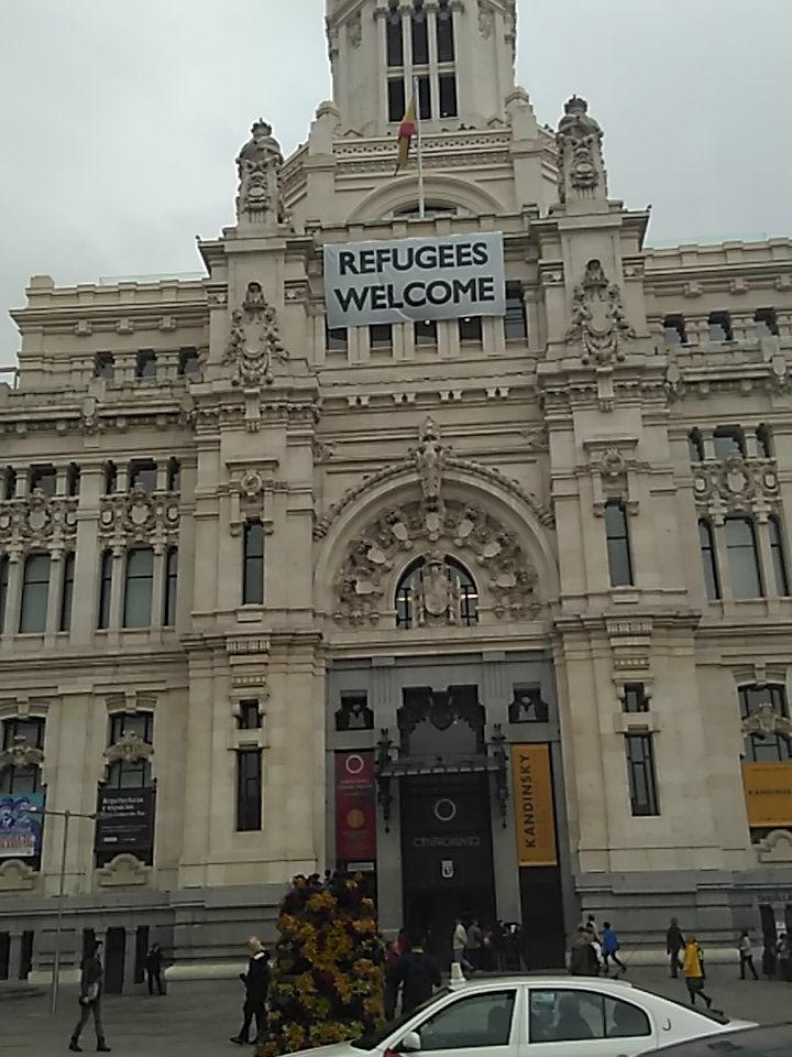 budimandjatmiko's tweet photo. Tulisan di Balai Kota Madrid. Indahnya dunia tanpa rasisme &amp; xenophobia (baru saya potret) https://t.co/heXxAQxg1C