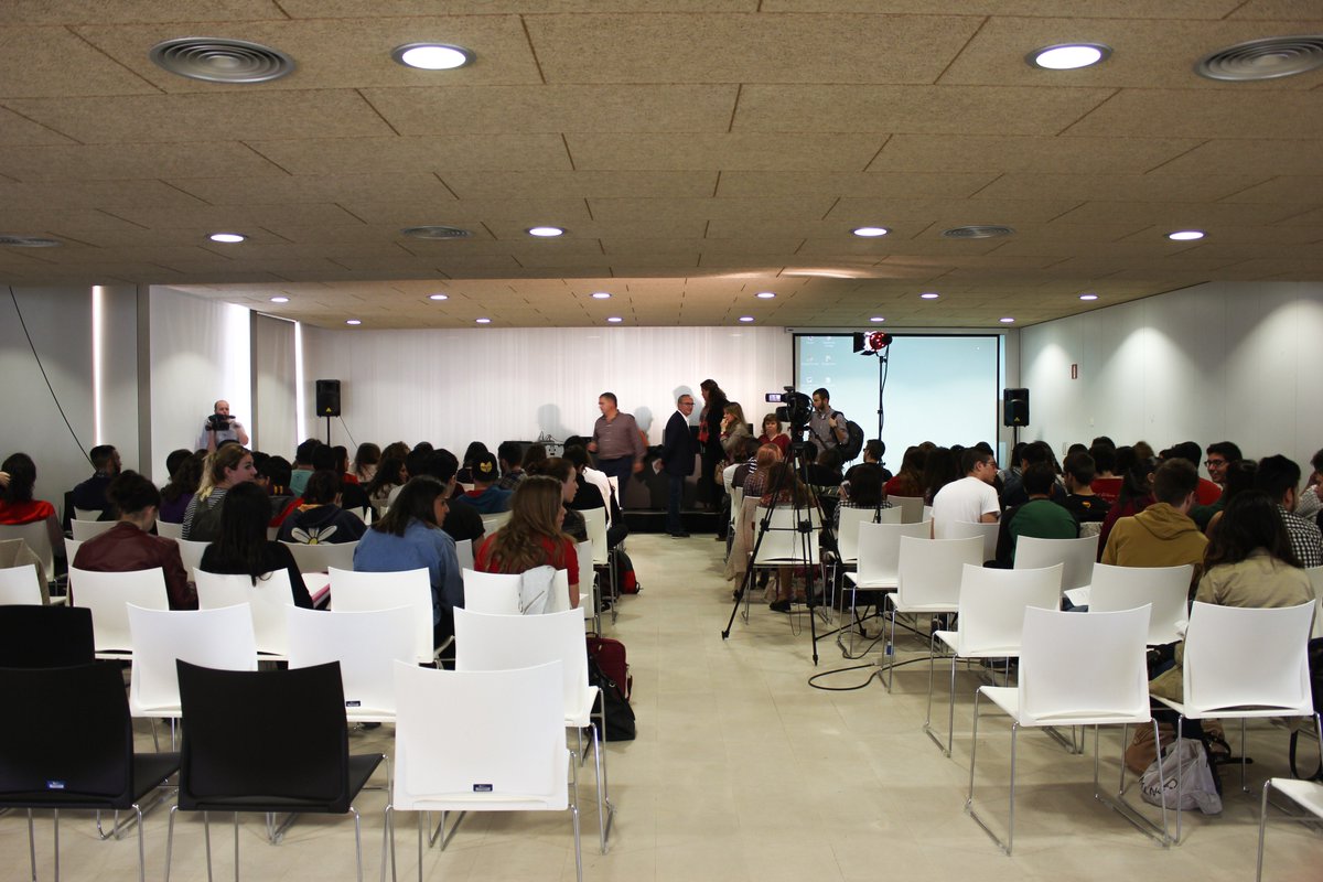 UMHSeries's tweet photo. Comienza la presentación de comunicaciones #CICAP2015  @UniversidadMH https://t.co/y2HS5xQ4lA
