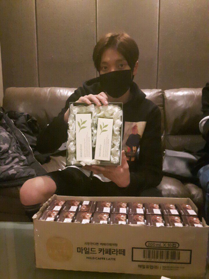 TEEN_TOP's tweet photo. 여러분 생일 축하해주셔서 감사합니다.. 창조의 케익까지 인증 완료!! https://t.co/DoxHW2cIVj