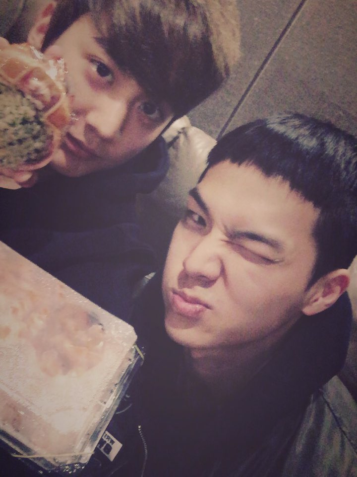 TEEN_TOP's tweet photo. 여러분 생일 축하해주셔서 감사합니다.. 창조의 케익까지 인증 완료!! https://t.co/DoxHW2cIVj