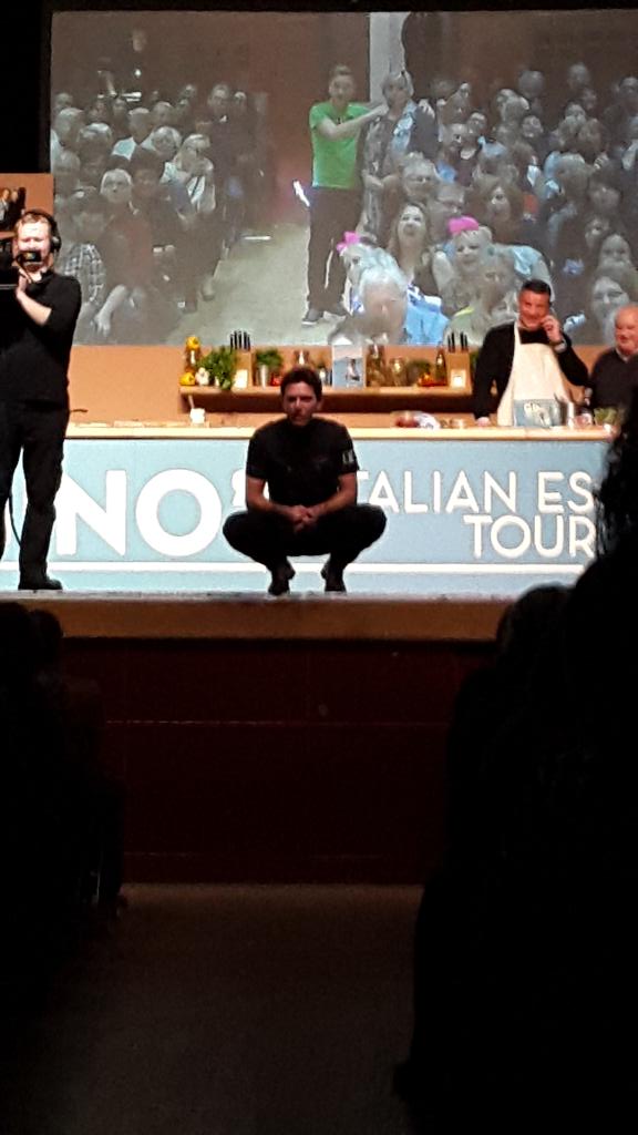 Suzidayer's tweet photo. @Ginofantastico thanks for funny night in miserable Wolves. Xx https://t.co/Aiha2c6Jmf