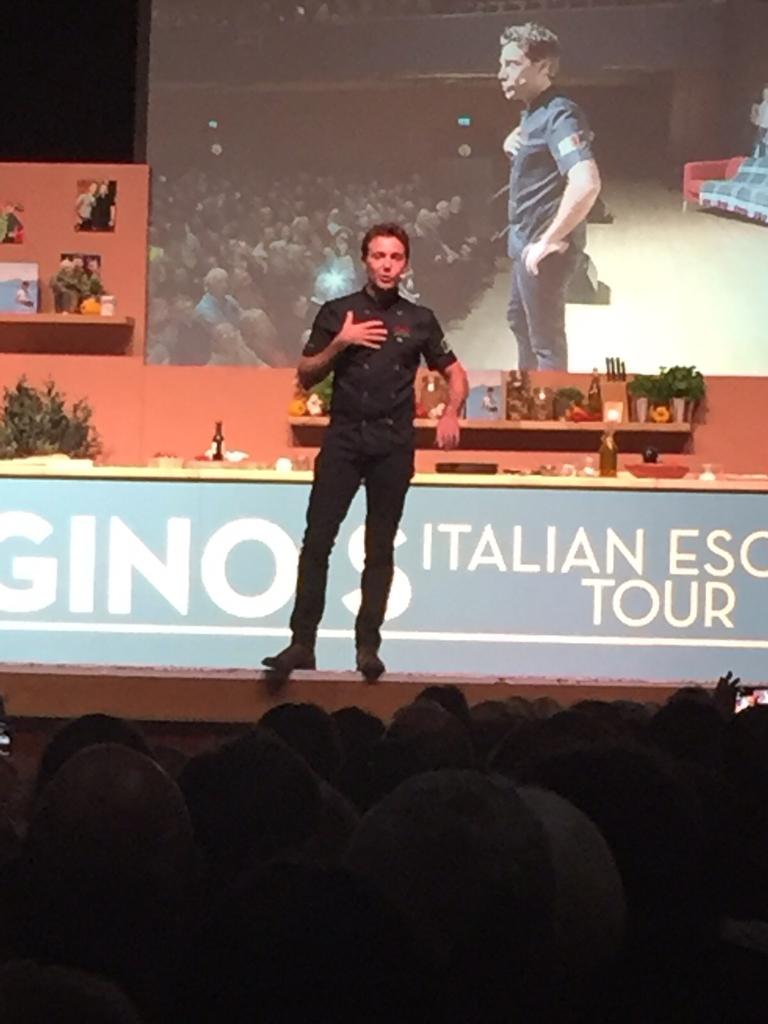 Suzidayer's tweet photo. @Ginofantastico thanks for funny night in miserable Wolves. Xx https://t.co/Aiha2c6Jmf