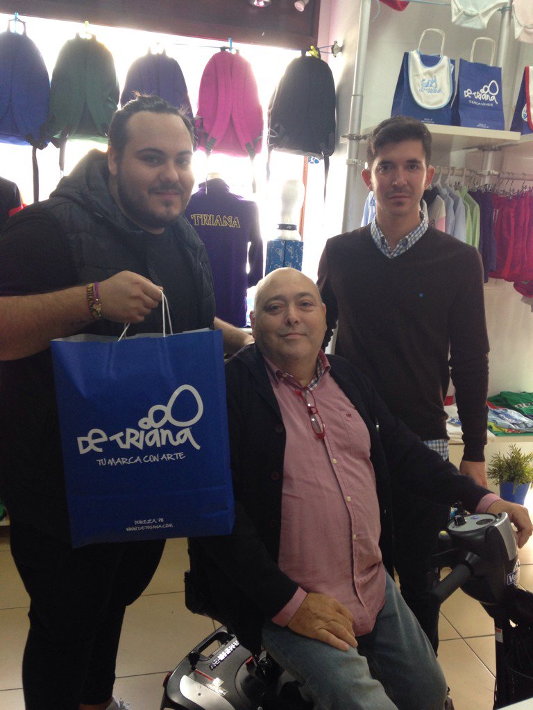 No falta nunca la gente de Elche en #Triana <a href="/mariopenalva15/">Juan Mario Penalva</a> <a href="/MarioPenalva9/">MP PENALVA</a> @jazorcu18 <a href="/franmaciagallud/">Fran Macia Gallud</a> #compras