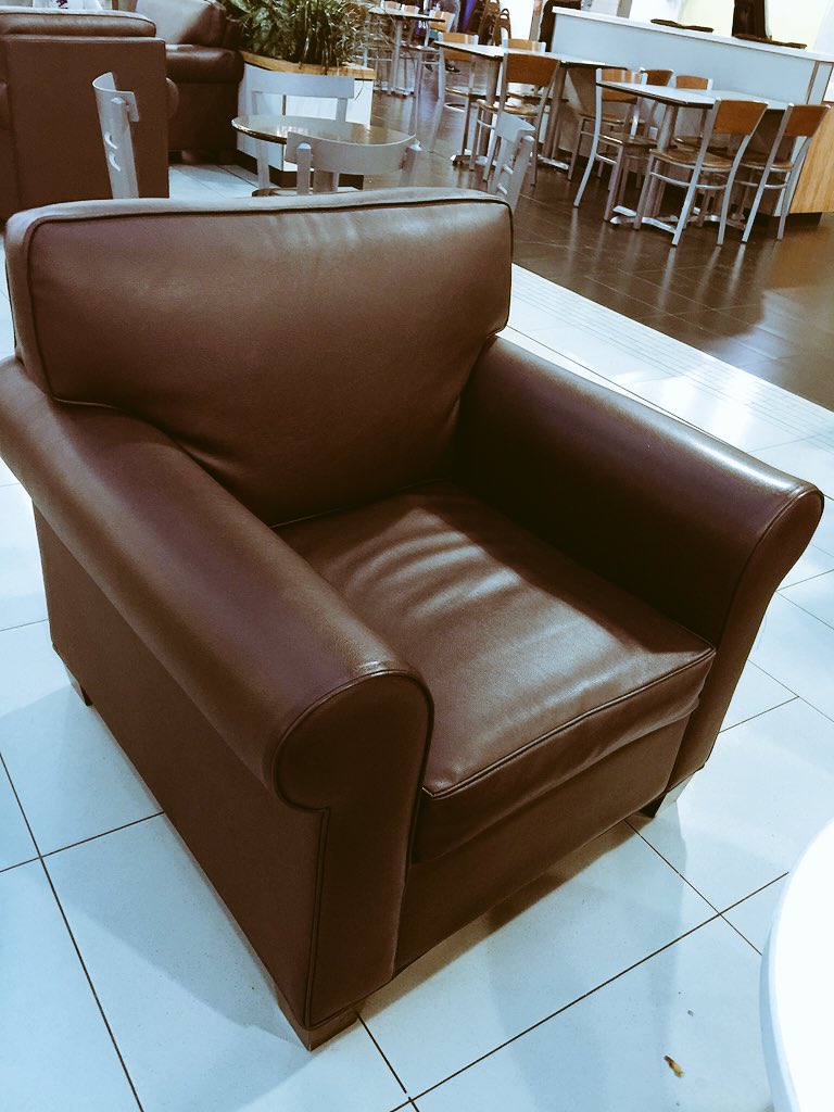 KrisRachkowski's tweet image. Hey #TD peeps. What's wrong with this chair I found lastnight?  #WrongColor