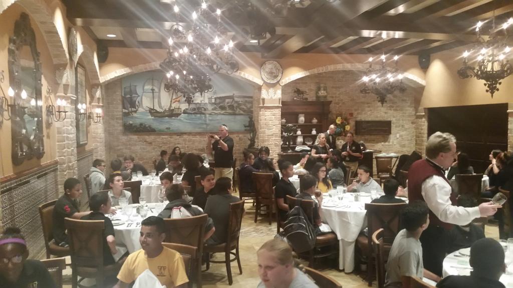 webbmiddle's tweet photo. Webb Spiders enjoying fine dining at the Colombia restaurant! #gowebb https://t.co/sjCgRKBoje