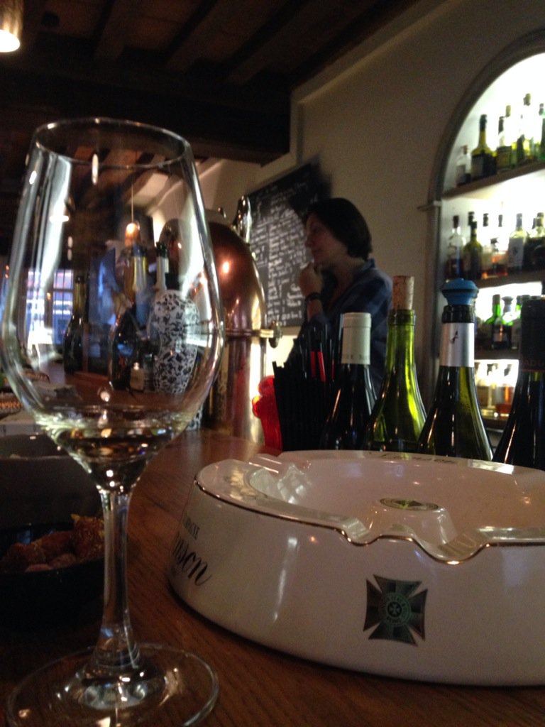 PatBurkeWine's tweet photo. Beaune!!! A well earned stop at my fav wine bar! #boutdumonde #fabfabienne @tedwardwines https://t.co/PJNnLwEp81