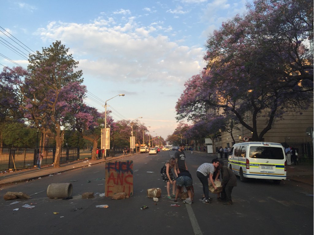alexeliseev's tweet photo. #FeesMustFall PHOTO: Students help clear street barricades from earlier clashes… https://t.co/ilYYvI7427