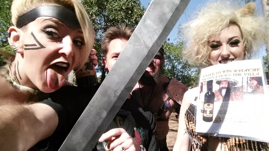 Michaelcx's tweet photo. #Outtake! :) #BarbarianBombshells So much fun! #TexRenFest #MessinaHOF #KingsRed https://t.co/gifLFeYlZk