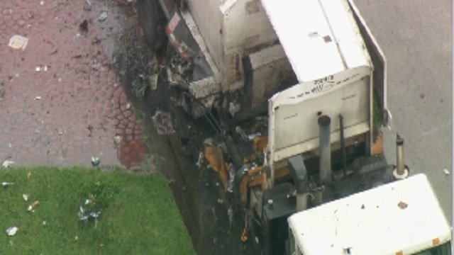 #BREAKING Garbage truck explodes in southwest Miami-Dade neighborhood, driver injured bit.ly/1Rstmjq?utm_me… https://t.co/xsbvaJhp3x
