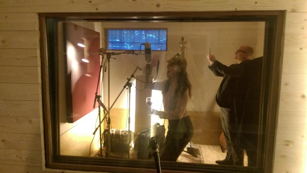 Mirikmilan's tweet photo. Loco-nachtburgemeester Ella checkt even de opname capaciteit van de nieuwe Studio American. @AmericanHotel https://t.co/OKbXIF2Bkh