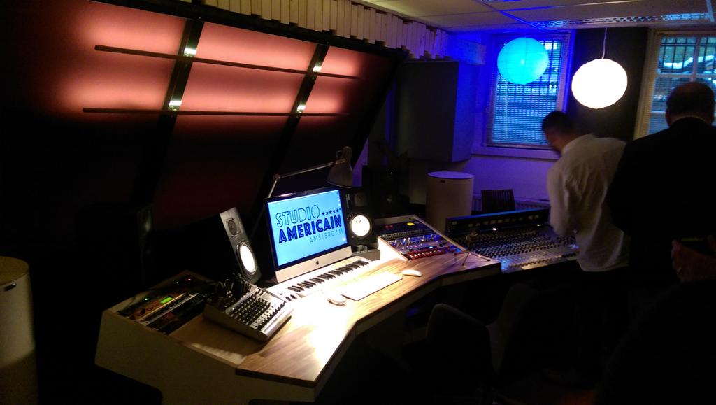 Loco-nachtburgemeester Ella checkt even de opname capaciteit van de nieuwe Studio American. <a href="/AmericanHotel/">American Hotel Amsterdam</a>