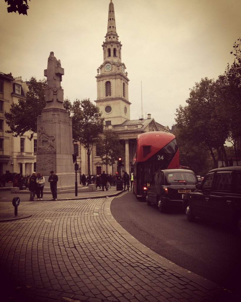 andrea_wt's tweet image. Meeting Ben &amp;amp; Holly in St Martin-in-the-Fields for a drink. #halfterm #mumpays